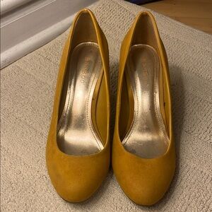 BAMBOO Yellow Suede Heels Elegant Pumps